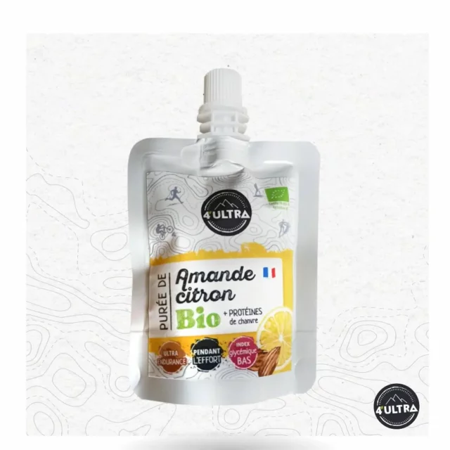 ✴️Amande & Citron✴️(75g) 

Notre purée énergétique protéinée est spécialement formulée pour les sportifs d'ultra endurance, offrant des avantages optimaux pour la performance et la récupération. Chaque ingrédient a été sélectionné pour ses propriétés bénéfiques :

✳️ Purée de pomme : Riche en fibres et en acide malique, cette purée aide à améliorer l'endurance en soutenant le cycle de Krebs, crucial pour la production d'énergie cellulaire.
✳️ Crème d'amande : Riche en lipides, protéines et vitamines, la crème d'amande est idéale pour augmenter les apports caloriques de façon conséquente lors des efforts prolongés sans provoquer de pics de glycémies indésirables. 
✳️ Jus de citron : Riche en acide citrique, le jus de citron aide à réduire l'apparition de crampes en améliorant l'absorption des nutriments. 
✳️	Protéines de chanvre : Les protéines de chanvre contiennent entre 15 et 19 % de BCAA (acides aminés à chaîne ramifiée), ce qui les rend extrêmement intéressantes pour les sports d'endurance. Les BCAA jouent un rôle clé dans la réduction de la fatigue musculaire, la stimulation de la synthèse des protéines et la diminution de la dégradation musculaire pendant l'effort.
✳️ Camu Camu : Riche en vitamine C, le Camu Camu renforce le système immunitaire et combat la fatigue. Ses antioxydants protègent les cellules contre les dommages oxydatifs, facilitant une récupération rapide après l'exercice.
✳️ Gros sel : Essentiel pour l'équilibre électrolytique, il prévient la déshydratation et maintient une performance optimale. 

Pomme, Chanvre, sel: Origine 🇫🇷
Amande, citron: Origine 🇪🇸
Camu Camu: Origine 🇧🇷

206KCal/100g très énergétique et peu sucrée en goût (pas d'écoeurement) 

Savamment formulée par @bounceupmicronutrition